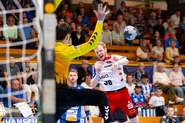 Sascha Pfattheicher (Nr. 30, HBW Balingen-Weilstetten) gegen Torhueter Paul Dreyer (Nr. 12, VfL Lübeck-Schwartau). VfL Luebeck-Schwartau vs. HBW Balingen-Weilstetten, Handball, 2. Bundesliga, 13.09.25 Luebeck Schleswig-Holstein Germany Copyright: xAgentur54Gradx xFelixxKoenigx