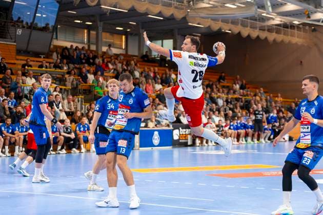 Tobias Heinzelmann (Nr. 28, HBW Balingen-Weilstetten) gegen Ole Schramm (Nr. 13, VfL Lübeck-Schwartau). VfL Luebeck-Schwartau vs. HBW Balingen-Weilstetten, Handball, 2. Bundesliga, 13.09.25 Luebeck Schleswig-Holstein Germany Copyright: xAgentur54Gradx xFelixxKoenigx