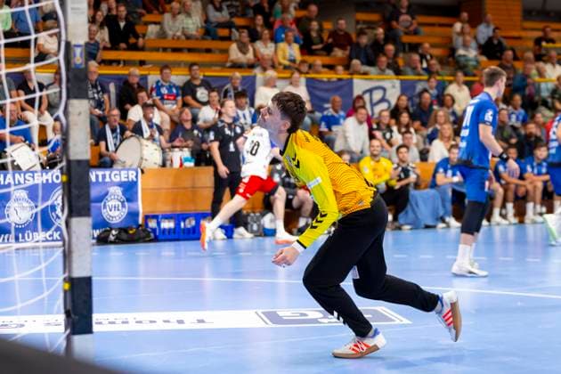 Torhueter Paul Dreyer (Nr. 12, VfL Lübeck-Schwartau) ist niedergeschlagen deprimiert enttaeuscht. VfL Luebeck-Schwartau vs. HBW Balingen-Weilstetten, Handball, 2. Bundesliga, 13.09.25 Luebeck Schleswig-Holstein Germany Copyright: xAgentur54Gradx xFelixxKoenigx
