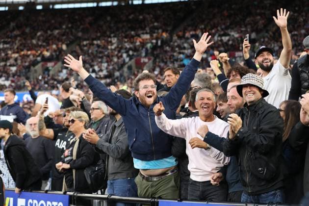 West Ham United FC v Tottenham Hotspur FC, English Premier League Tottenham Hotspur fans celebrate their team goal by Lucas Bergvall of Tottenham Hotspur in the 57th minute for 0-2 during the West Ham United FC v Tottenham Hotspur FC English Premier League match at the Tottenham Hotspur Stadium, London, England, United Kingdom on 13 September 2025 Credit: Katie Chan Every Second Media Editorial use only. All images are copyright Every Second Media Limited. No images may be reproduced without prior permission. All rights reserved. Premier League and Football League images are subject to licensing agreements with Football DataCo Limited. see https: www.football-dataco.com Copyright: xIMAGO EveryxSecondxMediax ESM-1580-0077 KatiexChanx xEveryxSecondxMediax