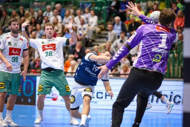 13.09.2025, Handball, HBL, Bergischer HC - TSV GWD Minden, Unihalle Wuppertal: Tomas Babak (BHC 19) wirft auf das Tor von Torhüter Malte Semisch (GWD Minden 01) und trifft diesen im Gesicht Nordrhein-Westfalen Deutschland