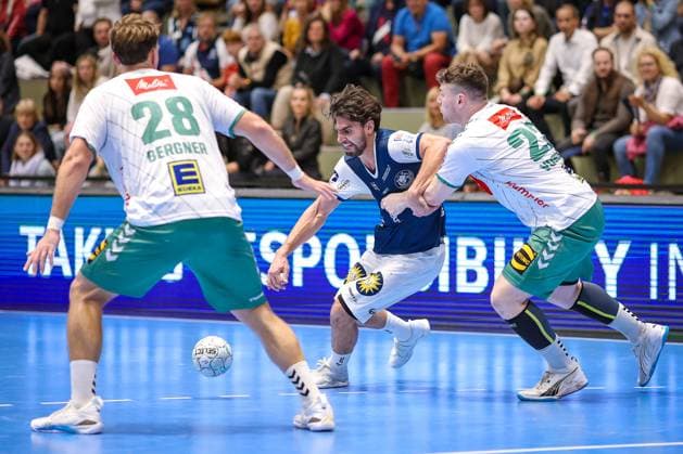 13.09.2025, Handball, HBL, Bergischer HC - TSV GWD Minden, Unihalle Wuppertal: Eloy Morante Maldonado (BHC 33) wird von Tom Bergner (GWD Minden 28) und Philipp Vorlicek (GWD Minden 22) festgemacht Nordrhein-Westfalen Deutschland