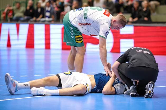13.09.2025, Handball, HBL, Bergischer HC - TSV GWD Minden, Unihalle Wuppertal: Rote Karte für Karolis Antanavicius (GWD Minden 08) nach Foulspiel an Soeren Steinhaus (BHC 53) Entschuldigung Entschuldigt Sich Nordrhein-Westfalen Deutschland