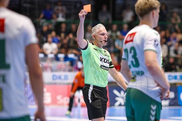 13.09.2025, Handball, HBL, Bergischer HC - TSV GWD Minden, Unihalle Wuppertal: Schiedsrichter Tobias Tönnies zeiht an Rote Karte für Karolis Antanavicius (GWD Minden 08) nach Foulspiel an Soeren Steinhaus (BHC 53) Nordrhein-Westfalen Deutschland