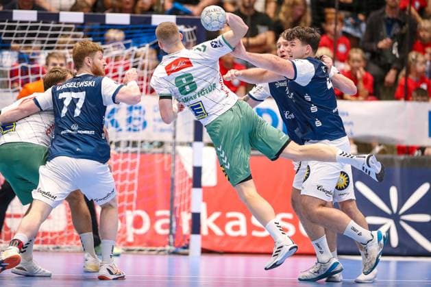 13.09.2025, Handball, HBL, Bergischer HC - TSV GWD Minden, Unihalle Wuppertal: Karolis Antanavicius (GWD Minden 08) wirft den Ball auf das Tor Nordrhein-Westfalen Deutschland