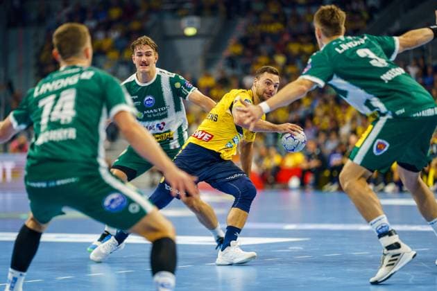 Dani Baijens (77; Rhein Neckar Löwen) wirft den Ball aufs Tor, während Peter Walz (14; ThSV Eisenach) und Max Beneke (9; ThSV Eisenach) verteidigen Dani Baijens (77; Rhein Neckar Löwen) wirft aufs Tor
