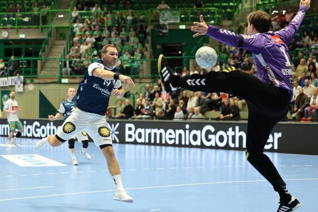 GER, 1.HBL. bergischer HC vs. GWD Minden 13.09.2025, Unihalle, Wuppertal, GER, 1.HBL. bergischer HC vs. GWD Minden, im Bild: den Ball von TomaÅ¡ Babak (BHC 19), haelt Malte Semisch (TBV Lemgo 1),