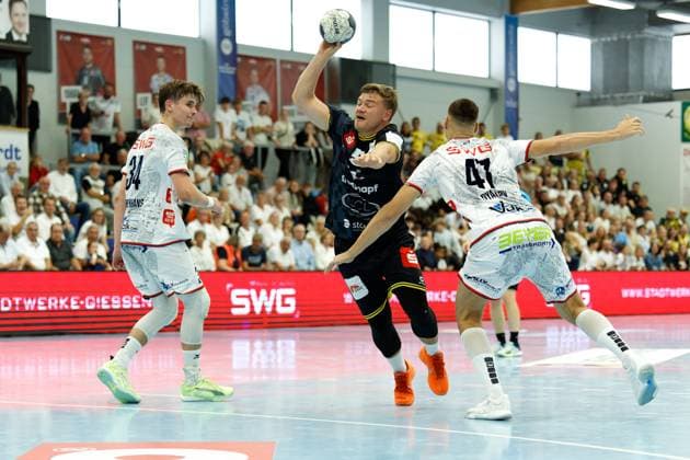 Paul Kompenhans (TV 05 07 Huettenberg, 34) Falk Kolodziej (HSG Krefeld Niederrhein, 05) Danil Dyatlov (TV 05 07 Huettenberg, 47) TV 05 07 Huettenberg vs. - HSG Krefeld Niederrhein, Handball, 2. Handball Bundesliga, 03. Spieltag, Saison 2025 2026, 13.09.25 TV 05 07 Huettenberg vs. - HSG Krefeld Niederrhein, Handball, 2. Handball Bundesliga, 03. Spieltag, Saison 2025 2026, 13.09.25 Huettenberg Copyright: xEibner-Pressefoto JoergxHeinrichx EP_JHR