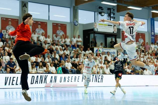 Finn Ruespeler (HSG Krefeld Niederrhein, 01) Phil Spandau (TV 05 07 Huettenberg, 17) TV 05 07 Huettenberg vs. - HSG Krefeld Niederrhein, Handball, 2. Handball Bundesliga, 03. Spieltag, Saison 2025 2026, 13.09.25 TV 05 07 Huettenberg vs. - HSG Krefeld Niederrhein, Handball, 2. Handball Bundesliga, 03. Spieltag, Saison 2025 2026, 13.09.25 Huettenberg Copyright: xEibner-Pressefoto JoergxHeinrichx EP_JHR