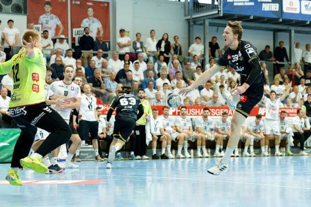 Simon Boehne (TV 05 07 Huettenberg, 12) Lars Jagieniak (HSG Krefeld Niederrhein, 33) TV 05 07 Huettenberg vs. - HSG Krefeld Niederrhein, Handball, 2. Handball Bundesliga, 03. Spieltag, Saison 2025 2026, 13.09.25 TV 05 07 Huettenberg vs. - HSG Krefeld Niederrhein, Handball, 2. Handball Bundesliga, 03. Spieltag, Saison 2025 2026, 13.09.25 Huettenberg Copyright: xEibner-Pressefoto JoergxHeinrichx EP_JHR
