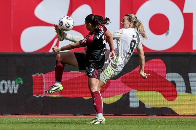 v.li.: Clara Fröhlich (1. FC Nürnberg, 5) und Medina Desic (SV Werder Bremen, 9) im Zweikampf, Duell, Dynamik, Aktion, Action, Spielszene, DIE DFB-RICHTLINIEN UNTERSAGEN JEGLICHE NUTZUNG VON FOTOS ALS SEQUENZBILDER UND ODER VIDEOÄHNLICHE FOTOSTRECKEN. DFB REGULATIONS PROHIBIT ANY USE OF PHOTOGRAPHS AS IMAGE SEQUENCES AND OR QUASI-VIDEO., 13.09.2025, Nürnberg (Deutschland), Fussball, Google Pixel Frauen-Bundesliga, 1. FC Nürnberg - SV Werder Bremen
