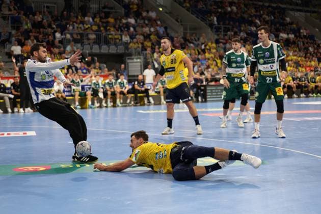 13.09.2025, xrekx, Handball Daikin HBL, Rhein Neckar Loewen - ThSV Eisenach v.l. Matija Spikic (ThSV Eisenach) Dani Baijens (Rhein-Necker Loewen) (DFL DFB REGULATIONS PROHIBIT ANY USE OF PHOTOGRAPHS as IMAGE SEQUENCES and or QUASI-VIDEO) Mannheim