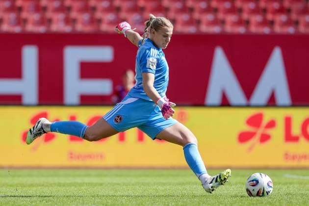 Larissa Rusek (Torhüterin, 1. FC Nürnberg, 21) am Ball, Freisteller, Einzelbild, Ganzkörper, Aktion, Action, Spielszene, DIE DFB-RICHTLINIEN UNTERSAGEN JEGLICHE NUTZUNG VON FOTOS ALS SEQUENZBILDER UND ODER VIDEOÄHNLICHE FOTOSTRECKEN. DFB REGULATIONS PROHIBIT ANY USE OF PHOTOGRAPHS AS IMAGE SEQUENCES AND OR QUASI-VIDEO., 13.09.2025, Nürnberg (Deutschland), Fussball, Google Pixel Frauen-Bundesliga, 1. FC Nürnberg - SV Werder Bremen
