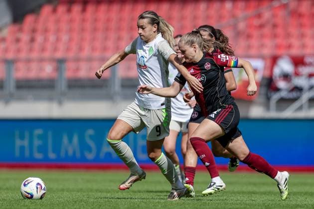 v.li.: Medina Desic (SV Werder Bremen, 9) und Luisa Guttenberger (1. FC Nürnberg, 4) im Zweikampf, Duell, Dynamik, Aktion, Action, Spielszene, DIE DFB-RICHTLINIEN UNTERSAGEN JEGLICHE NUTZUNG VON FOTOS ALS SEQUENZBILDER UND ODER VIDEOÄHNLICHE FOTOSTRECKEN. DFB REGULATIONS PROHIBIT ANY USE OF PHOTOGRAPHS AS IMAGE SEQUENCES AND OR QUASI-VIDEO., 13.09.2025, Nürnberg (Deutschland), Fussball, Google Pixel Frauen-Bundesliga, 1. FC Nürnberg - SV Werder Bremen