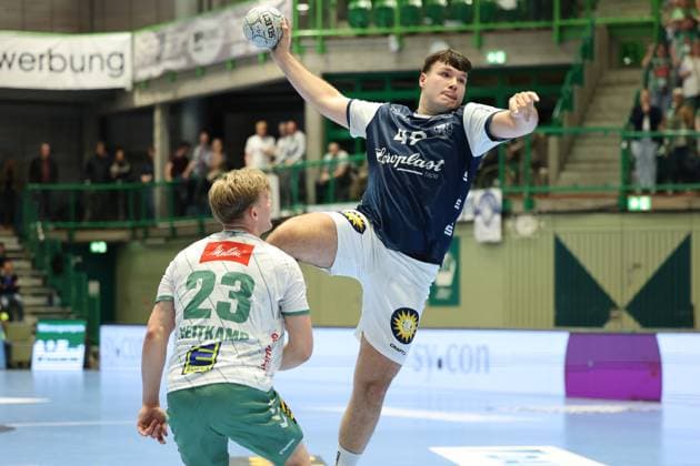 GER, 1.HBL. bergischer HC vs. GWD Minden 13.09.2025, Unihalle, Wuppertal, GER, 1.HBL. bergischer HC vs. GWD Minden, im Bild: Aron Seesing (BHC 49), mit eine Wurf aufÂ s Tor