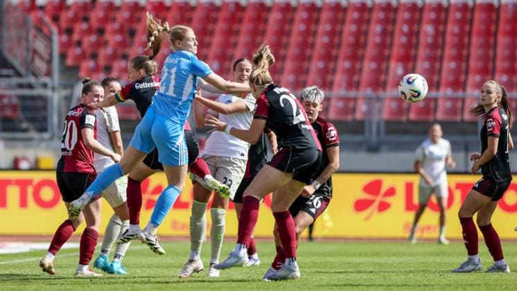 v.li.: Larissa Rusek (Torhüterin, 1. FC Nürnberg, 21) ist vor Hanna Nemeth (SV Werder Bremen, 23) am Ball, DIE DFB-RICHTLINIEN UNTERSAGEN JEGLICHE NUTZUNG VON FOTOS ALS SEQUENZBILDER UND ODER VIDEOÄHNLICHE FOTOSTRECKEN. DFB REGULATIONS PROHIBIT ANY USE OF PHOTOGRAPHS AS IMAGE SEQUENCES AND OR QUASI-VIDEO., 13.09.2025, Nürnberg (Deutschland), Fussball, Google Pixel Frauen-Bundesliga, 1. FC Nürnberg - SV Werder Bremen