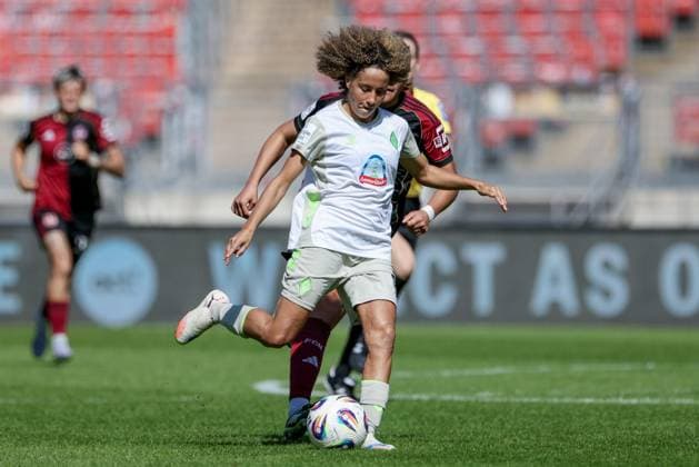 Amira Arfaoui (SV Werder Bremen, 8) am Ball, Einzelbild, Ganzkörper, Aktion, Action, Spielszene, DIE DFB-RICHTLINIEN UNTERSAGEN JEGLICHE NUTZUNG VON FOTOS ALS SEQUENZBILDER UND ODER VIDEOÄHNLICHE FOTOSTRECKEN. DFB REGULATIONS PROHIBIT ANY USE OF PHOTOGRAPHS AS IMAGE SEQUENCES AND OR QUASI-VIDEO., 13.09.2025, Nürnberg (Deutschland), Fussball, Google Pixel Frauen-Bundesliga, 1. FC Nürnberg - SV Werder Bremen