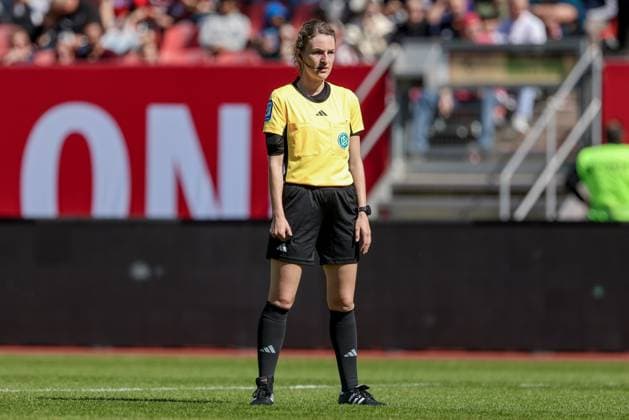 Schiedsrichterin Miriam Schwermer, DIE DFB-RICHTLINIEN UNTERSAGEN JEGLICHE NUTZUNG VON FOTOS ALS SEQUENZBILDER UND ODER VIDEOÄHNLICHE FOTOSTRECKEN. DFB REGULATIONS PROHIBIT ANY USE OF PHOTOGRAPHS AS IMAGE SEQUENCES AND OR QUASI-VIDEO., 13.09.2025, Nürnberg (Deutschland), Fussball, Google Pixel Frauen-Bundesliga, 1. FC Nürnberg - SV Werder Bremen