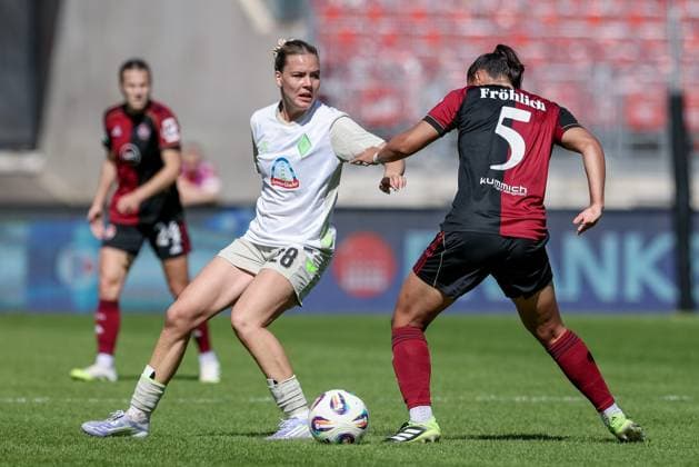 v.li.: Juliane Wirtz (SV Werder Bremen, 28) und Clara Fröhlich (1. FC Nürnberg, 5) im Zweikampf, Duell, Dynamik, Aktion, Action, Spielszene, DIE DFB-RICHTLINIEN UNTERSAGEN JEGLICHE NUTZUNG VON FOTOS ALS SEQUENZBILDER UND ODER VIDEOÄHNLICHE FOTOSTRECKEN. DFB REGULATIONS PROHIBIT ANY USE OF PHOTOGRAPHS AS IMAGE SEQUENCES AND OR QUASI-VIDEO., 13.09.2025, Nürnberg (Deutschland), Fussball, Google Pixel Frauen-Bundesliga, 1. FC Nürnberg - SV Werder Bremen