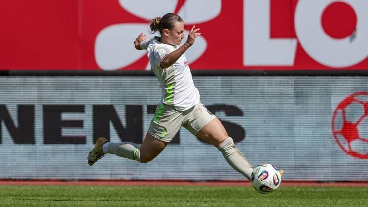 Chiara D Angelo (SV Werder Bremen, 2) am Ball, Freisteller, Einzelbild, Ganzkörper, Aktion, Action, Spielszene, DIE DFB-RICHTLINIEN UNTERSAGEN JEGLICHE NUTZUNG VON FOTOS ALS SEQUENZBILDER UND ODER VIDEOÄHNLICHE FOTOSTRECKEN. DFB REGULATIONS PROHIBIT ANY USE OF PHOTOGRAPHS AS IMAGE SEQUENCES AND OR QUASI-VIDEO., 13.09.2025, Nürnberg (Deutschland), Fussball, Google Pixel Frauen-Bundesliga, 1. FC Nürnberg - SV Werder Bremen