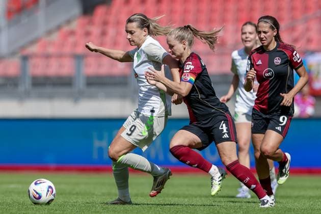 v.li.: Medina Desic (SV Werder Bremen, 9) und Luisa Guttenberger (1. FC Nürnberg, 4) im Zweikampf, Duell, Dynamik, Aktion, Action, Spielszene, DIE DFB-RICHTLINIEN UNTERSAGEN JEGLICHE NUTZUNG VON FOTOS ALS SEQUENZBILDER UND ODER VIDEOÄHNLICHE FOTOSTRECKEN. DFB REGULATIONS PROHIBIT ANY USE OF PHOTOGRAPHS AS IMAGE SEQUENCES AND OR QUASI-VIDEO., 13.09.2025, Nürnberg (Deutschland), Fussball, Google Pixel Frauen-Bundesliga, 1. FC Nürnberg - SV Werder Bremen