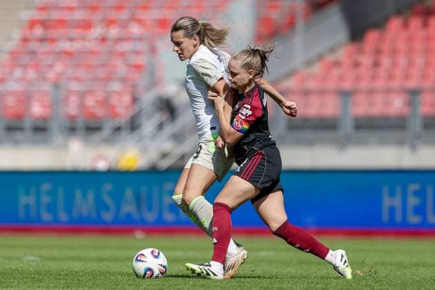 v.li.: Medina Desic (SV Werder Bremen, 9) und Luisa Guttenberger (1. FC Nürnberg, 4) im Zweikampf, Duell, Dynamik, Aktion, Action, Spielszene, DIE DFB-RICHTLINIEN UNTERSAGEN JEGLICHE NUTZUNG VON FOTOS ALS SEQUENZBILDER UND ODER VIDEOÄHNLICHE FOTOSTRECKEN. DFB REGULATIONS PROHIBIT ANY USE OF PHOTOGRAPHS AS IMAGE SEQUENCES AND OR QUASI-VIDEO., 13.09.2025, Nürnberg (Deutschland), Fussball, Google Pixel Frauen-Bundesliga, 1. FC Nürnberg - SV Werder Bremen