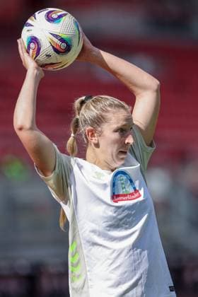Kaylie Ronan (SV Werder Bremen, 4) beim Einwurf, Aktion, Action, Spielszene, DIE DFB-RICHTLINIEN UNTERSAGEN JEGLICHE NUTZUNG VON FOTOS ALS SEQUENZBILDER UND ODER VIDEOÄHNLICHE FOTOSTRECKEN. DFB REGULATIONS PROHIBIT ANY USE OF PHOTOGRAPHS AS IMAGE SEQUENCES AND OR QUASI-VIDEO., 13.09.2025, Nürnberg (Deutschland), Fussball, Google Pixel Frauen-Bundesliga, 1. FC Nürnberg - SV Werder Bremen