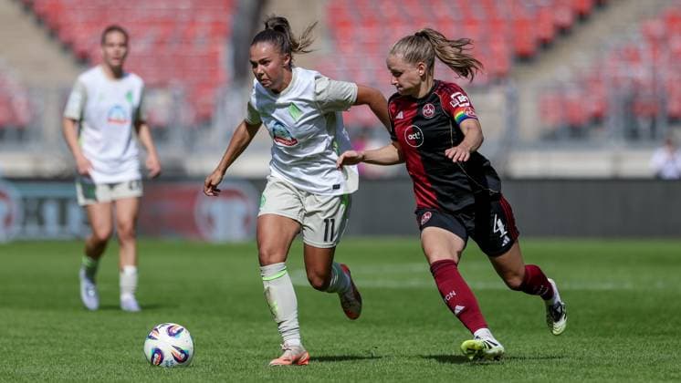v.li.: Maja Sternad (SV Werder Bremen, 11) und Luisa Guttenberger (1. FC Nürnberg, 4) im Zweikampf, Duell, Dynamik, Aktion, Action, Spielszene, DIE DFB-RICHTLINIEN UNTERSAGEN JEGLICHE NUTZUNG VON FOTOS ALS SEQUENZBILDER UND ODER VIDEOÄHNLICHE FOTOSTRECKEN. DFB REGULATIONS PROHIBIT ANY USE OF PHOTOGRAPHS AS IMAGE SEQUENCES AND OR QUASI-VIDEO., 13.09.2025, Nürnberg (Deutschland), Fussball, Google Pixel Frauen-Bundesliga, 1. FC Nürnberg - SV Werder Bremen