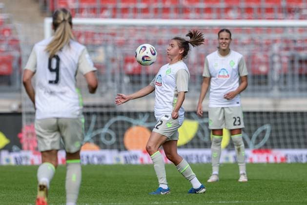 Rieke Dieckmann (SV Werder Bremen, 22) am Ball, Einzelbild, Ganzkörper, Aktion, Action, Spielszene, DIE DFB-RICHTLINIEN UNTERSAGEN JEGLICHE NUTZUNG VON FOTOS ALS SEQUENZBILDER UND ODER VIDEOÄHNLICHE FOTOSTRECKEN. DFB REGULATIONS PROHIBIT ANY USE OF PHOTOGRAPHS AS IMAGE SEQUENCES AND OR QUASI-VIDEO., 13.09.2025, Nürnberg (Deutschland), Fussball, Google Pixel Frauen-Bundesliga, 1. FC Nürnberg - SV Werder Bremen
