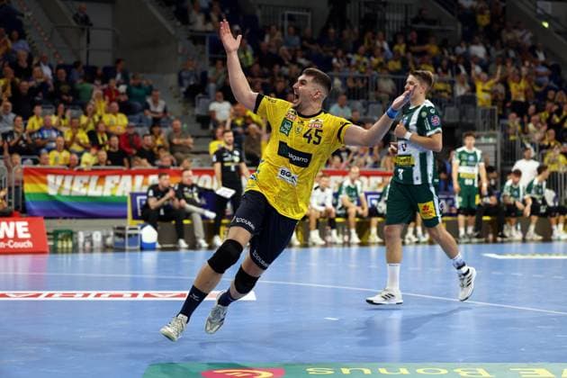 13.09.2025, xrekx, Handball Daikin HBL, Rhein Neckar Loewen - ThSV Eisenach v.l. Halil Jaganjac (Rhein-Necker Loewen) bejubelt seinen Treffer mit den Fans (DFL DFB REGULATIONS PROHIBIT ANY USE OF PHOTOGRAPHS as IMAGE SEQUENCES and or QUASI-VIDEO) Mannheim