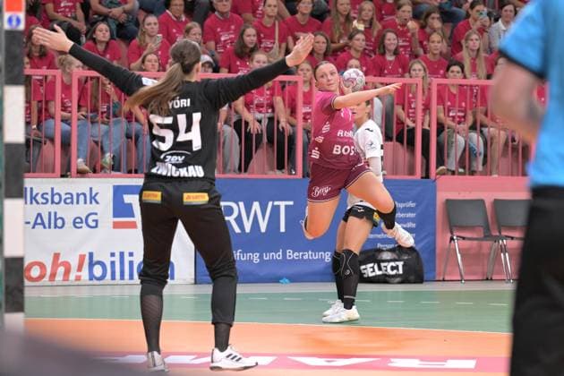 Sabrina Troester (TusSies Metzingen, 07) gegen Barbara Viktoria Gyoeri (BSV Sachsen Zwickau, 54) im Tor TusSies Metzingen vs. BSV Sachsen Zwickau, Handball, Alsco HBF, 3.Ligaspieltag, Saison 2025 2026, 13.09.2025 TusSies Metzingen vs. BSV Sachsen Zwickau, Handball, Alsco HBF, 3.Ligaspieltag, Saison 2025 2026, 13.09.2025 Tuebingen Copyright: xEibner-Pressefoto TobiasxBaurx EP_TBR