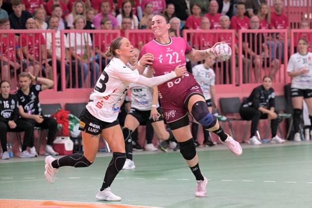 Gabriela Clausson Bitolo (TusSies Metzingen, 22) gegen Silje Brons Petersen (BSV Sachsen Zwickau, 23) TusSies Metzingen vs. BSV Sachsen Zwickau, Handball, Alsco HBF, 3.Ligaspieltag, Saison 2025 2026, 13.09.2025 TusSies Metzingen vs. BSV Sachsen Zwickau, Handball, Alsco HBF, 3.Ligaspieltag, Saison 2025 2026, 13.09.2025 Tuebingen Copyright: xEibner-Pressefoto TobiasxBaurx EP_TBR
