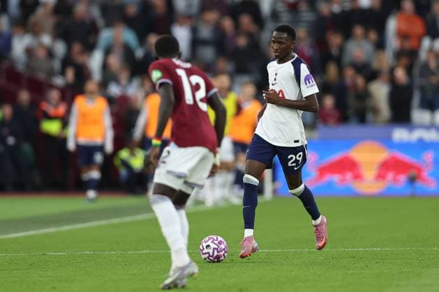 West Ham United FC v Tottenham Hotspur FC, English Premier League Pape Matar Sarr of Tottenham Hotspur takes on El Hadji Malick Diouf of West Ham United during the West Ham United FC v Tottenham Hotspur FC English Premier League match at the Tottenham Hotspur Stadium, London, England, United Kingdom on 13 September 2025 Credit: Katie Chan Every Second Media Editorial use only. All images are copyright Every Second Media Limited. No images may be reproduced without prior permission. All rights reserved. Premier League and Football League images are subject to licensing agreements with Football DataCo Limited. see https: www.football-dataco.com Copyright: xIMAGO EveryxSecondxMediax ESM-1580-0097 KatiexChanx xEveryxSecondxMediax