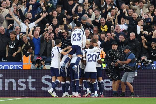 Tottenham Hotspur players celebrate after a goal scored by Micky van de Ven of Tottenham Hotspur during the Premier League match between West Ham and Tottenham Hotspur at London Stadium in London, England (Photo by Alexander Canillas Sports Press Photo SPP) Copyright: xAlexanderxCanillas SPPx Sportspressphoto_SPR24954
