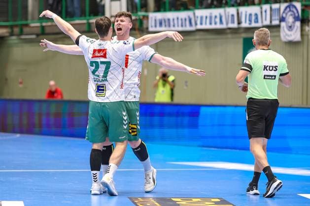 13.09.2025, Handball, HBL, Bergischer HC - TSV GWD Minden, Unihalle Wuppertal: Jubel nach dem 30:23 SIeg Max Staar (GWD Minden 27) und Philipp Vorlicek (GWD Minden 22) Nordrhein-Westfalen Deutschland