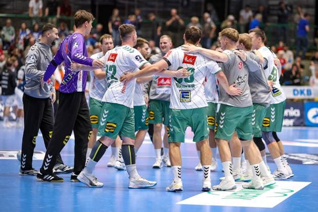 13.09.2025, Handball, HBL, Bergischer HC - TSV GWD Minden, Unihalle Wuppertal: Abschlussjubel nach dem 30:23 Sieg für Minden. DIe Mannschaft liegt sich feiernd in den Armen Nordrhein-Westfalen Deutschland