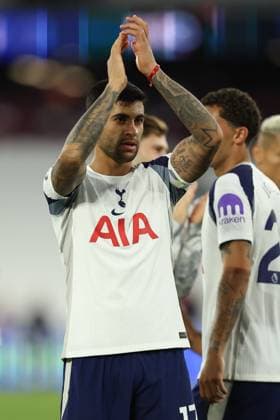 West Ham United FC v Tottenham Hotspur FC, English Premier League Cristian Romero of Tottenham Hotspur thanking the fans after the match during the West Ham United FC v Tottenham Hotspur FC English Premier League match at the Tottenham Hotspur Stadium, London, England, United Kingdom on 13 September 2025 Credit: Katie Chan Every Second Media Editorial use only. All images are copyright Every Second Media Limited. No images may be reproduced without prior permission. All rights reserved. Premier League and Football League images are subject to licensing agreements with Football DataCo Limited. see https: www.football-dataco.com Copyright: xIMAGO EveryxSecondxMediax ESM-1580-0133 KatiexChanx xEveryxSecondxMediax