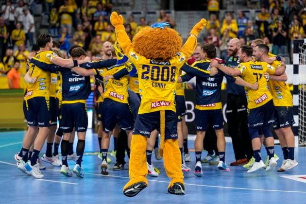 Spieler der Rhein-Neckar-Löwen, Jubel nach dem Schlusspfiff, Freude über den Sieg, Sieger, Gewinner, jubelt, jubeln, fröhlich, positiv, freut sich, freuen, optimistisch, Highlight, Action, Aktion, tanzen im Kreis, Teamkreis, Mannschaftskreis, 13.09.2025, Mannheim (Deutschland), Handball, Bundesliga, Rhein-Neckar Löwen - ThSV Eisenach