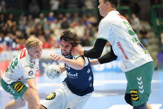 GER, 1.HBL. bergischer HC vs. GWD Minden 13.09.2025, Unihalle, Wuppertal, GER, 1.HBL. bergischer HC vs. GWD Minden, im Bild: Eloy Morante Maldonado (BHC 33), im Zweikampf gegen Azat Valiullin (Minden 55),