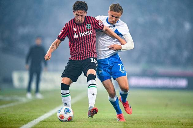 2. Bundesliga - Hannover 96 - Hertha BSC Berlin am 13.09.2025 in der HDI Arena in Hannover Jannik Rochelt (Hannover) im Zweikampf gegen Marten Winkler (Berlin)