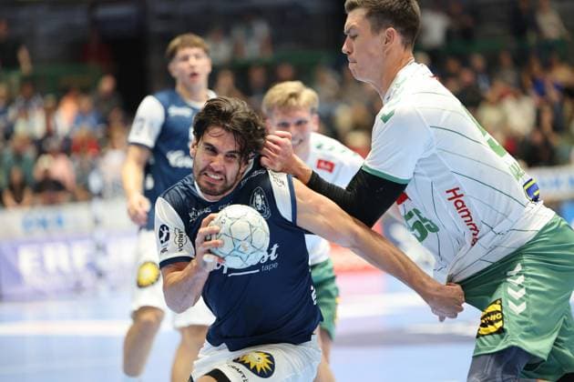 GER, 1.HBL. bergischer HC vs. GWD Minden 13.09.2025, Unihalle, Wuppertal, GER, 1.HBL. bergischer HC vs. GWD Minden, im Bild: Eloy Morante Maldonado (BHC 33), im Zweikampf gegen Azat Valiullin (Minden 55),
