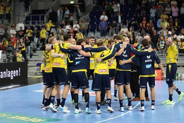 13.09.2025, xrekx, Handball Daikin HBL, Rhein Neckar Loewen - ThSV Eisenach v.l. Rhein Necker Loewen Mannschaft, Spieler, jubeln nach Spielende, Team, Player, celebrate at the end of the match (DFL DFB REGULATIONS PROHIBIT ANY USE OF PHOTOGRAPHS as IMAGE SEQUENCES and or QUASI-VIDEO) Mannheim