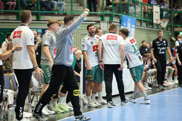 GER, 1.HBL. bergischer HC vs. GWD Minden 13.09.2025, Unihalle, Wuppertal, GER, 1.HBL. bergischer HC vs. GWD Minden, im Bild: nach dem Spiel freuen sich die Minener ueber den Sieg Ian Weber (TBV Lemgo 13), Malte Donker (TBV Lemgo 39),