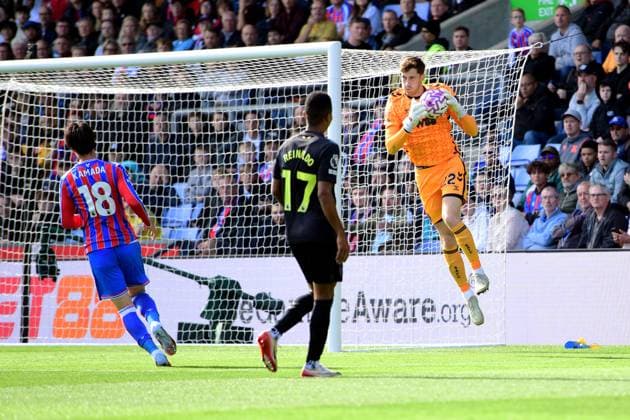 Crystal Palace v Sunderland Premier League 13 09 2025. Robin Roefs Goalkeeper of Sunderland makes a comfortable save from Daichi Kamada Midfielder of Crystal Palace during the Premier League match between Crystal Palace and Sunderland at Selhurst Park, London, England on 13 September 2025. London Selhurst Park Greater London England Editorial use only DataCo restrictions apply See www.football-dataco.com , Copyright: xJeffxMoodx PSI-22822-0020