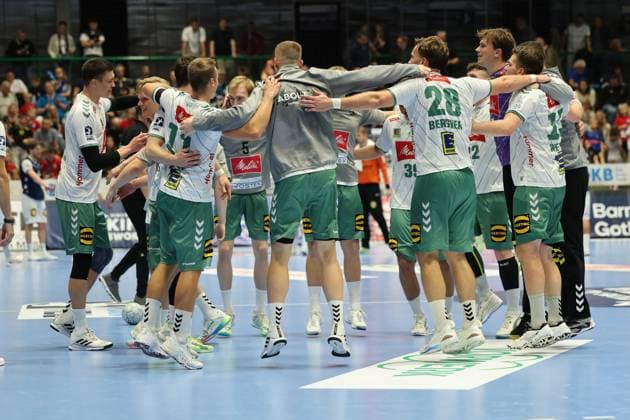GER, 1.HBL. bergischer HC vs. GWD Minden 13.09.2025, Unihalle, Wuppertal, GER, 1.HBL. bergischer HC vs. GWD Minden, im Bild: die Mindener freuen sich ueber den Sieg und hüpfen im Kreis