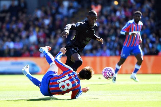 Crystal Palace v Sunderland Premier League 13 09 2025. Daichi Kamada Midfielder of Crystal Palace goes to ground during the Premier League match between Crystal Palace and Sunderland at Selhurst Park, London, England on 13 September 2025. London Selhurst Park Greater London England Editorial use only DataCo restrictions apply See www.football-dataco.com , Copyright: xJeffxMoodx PSI-22822-0024