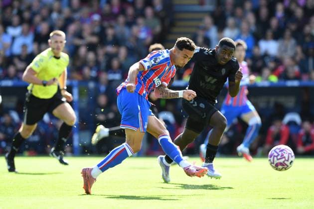 Crystal Palace v Sunderland Premier League 13 09 2025. Daniel Munoz Defender of Crystal Palace plays the ball under pressure from Noah Sadiki of Sunderland during the Premier League match between Crystal Palace and Sunderland at Selhurst Park, London, England on 13 September 2025. London Selhurst Park Greater London England Editorial use only DataCo restrictions apply See www.football-dataco.com , Copyright: xJeffxMoodx PSI-22822-0027