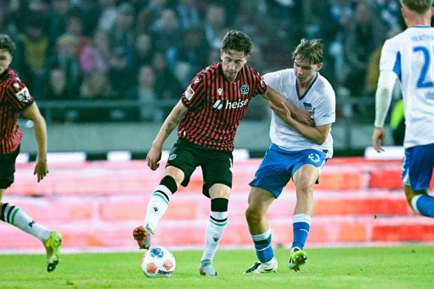 2. Bundesliga - Hannover 96 - Hertha BSC Berlin am 13.09.2025 in der HDI Arena in Hannover Jannik Rochelt (Hannover) im Zweikampf gegen Kennet Eichhorn (Berlin)
