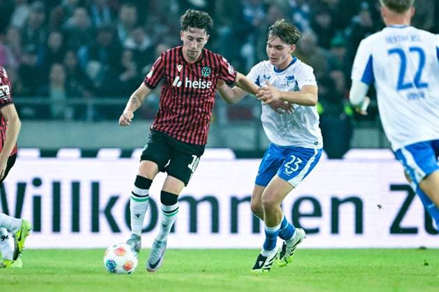 2. Bundesliga - Hannover 96 - Hertha BSC Berlin am 13.09.2025 in der HDI Arena in Hannover Jannik Rochelt (Hannover) im Zweikampf gegen Kennet Eichhorn (Berlin)