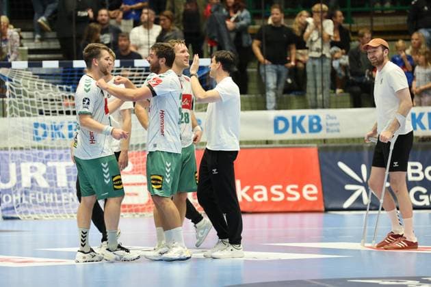 GER, 1.HBL. bergischer HC vs. GWD Minden 13.09.2025, Unihalle, Wuppertal, GER, 1.HBL. bergischer HC vs. GWD Minden, im Bild: die Mindener freuen sich ueber den Sieg Ian Weber (TBV Lemgo 13), Tom Bergner (TBV Lemgo 28), Alexander Weck (Verletzt)